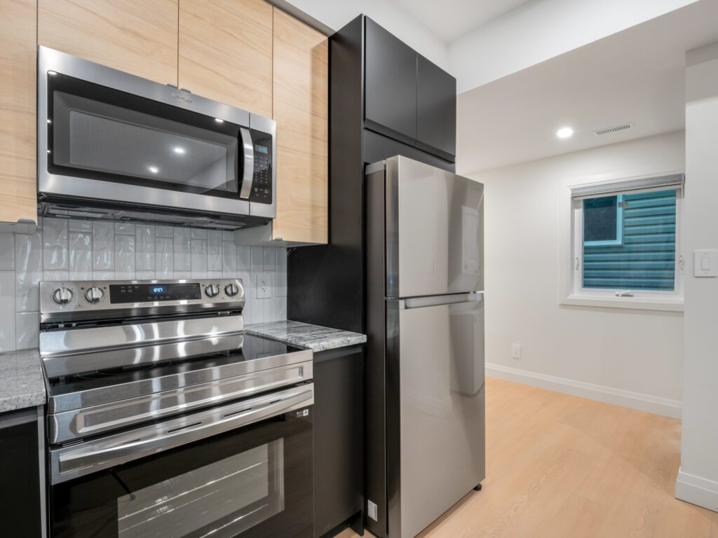 1068 California Ave - Unit 1 - Windsor Student Rentals Agbaba University Collection (6)